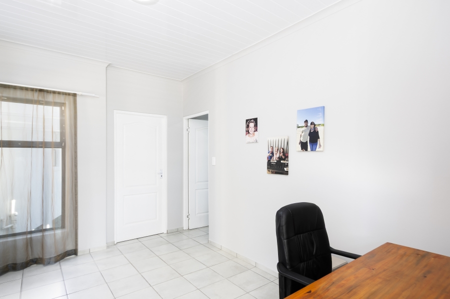 6 Bedroom Property for Sale in Sir Lowrys Pass Village Western Cape